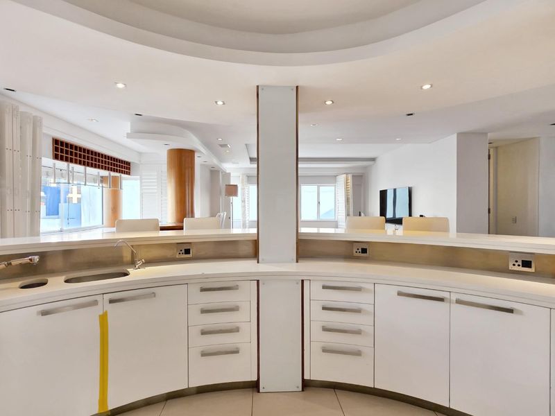 Elegant Coastal Living in the heart of Sea Point - Photo 10