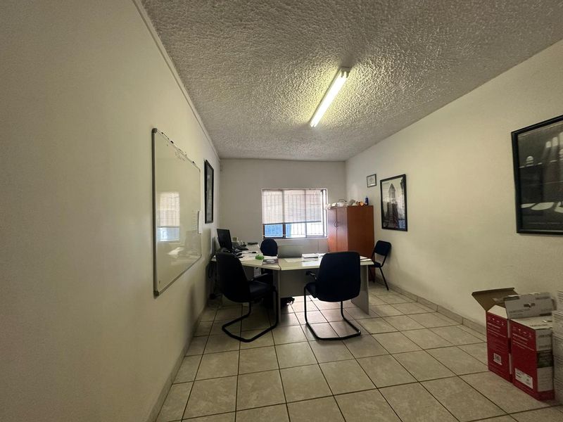 🏡 Spacious Double-Storey Commercial Property for Sale - Photo 10