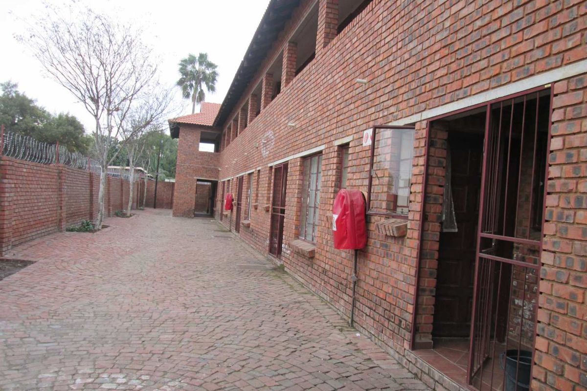 2 BEDROOM FLAT TO RENT IN WOLMER - Photo 2