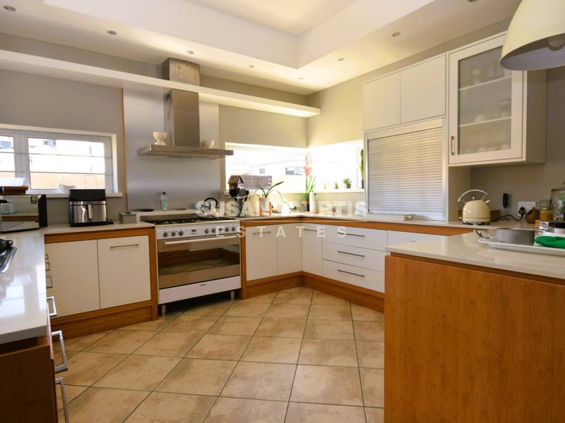 Coastal living taken to the next level with sea views galore! - Photo 4