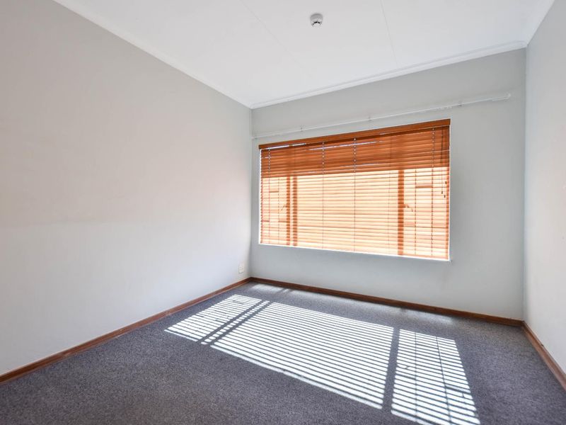 Four Bedroom home in a boomed-off, security estate - Moreleta Park - Photo 6