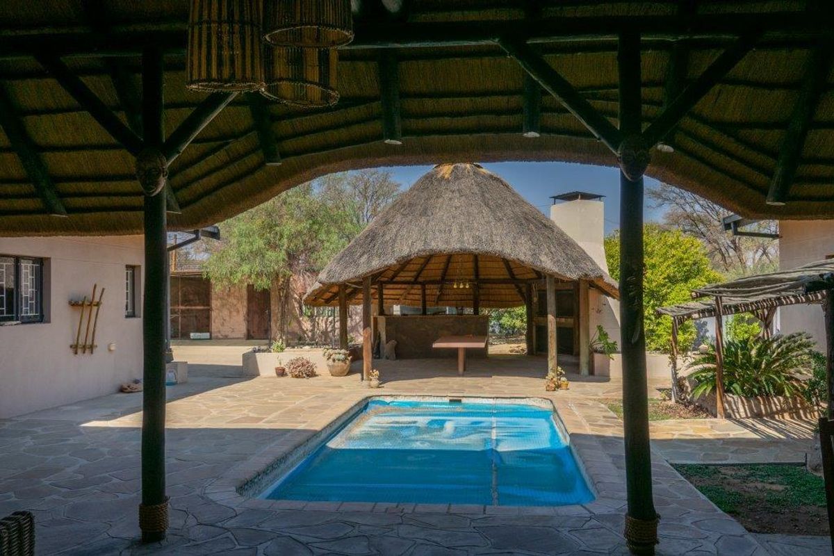 Neat family house in Omaruru - Photo 4