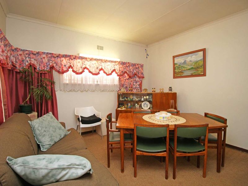 Low maintenance Facebrick Home with Bachelor Flat - Photo 7