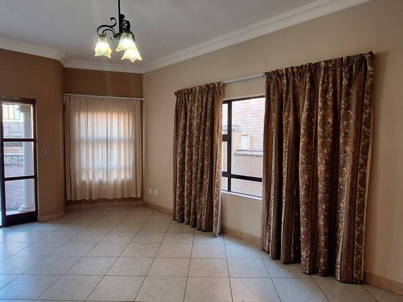 Spectacular 5 Bedroom Jewel in South Crest - Photo 5