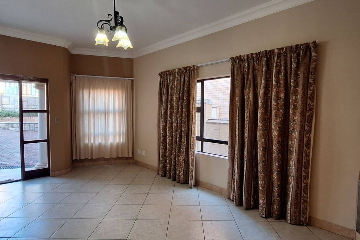 Spectacular 5 Bedroom Jewel in South Crest - Photo 5