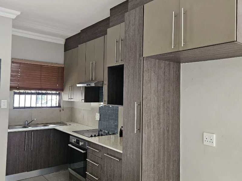 A stylish ,well kept apartment perfect for comfort living or rental income - Photo 5