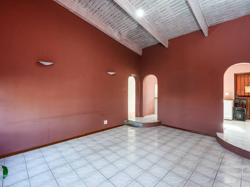 Prime Corner Plot 4-Bedroom Face Brick Home. - Photo 3