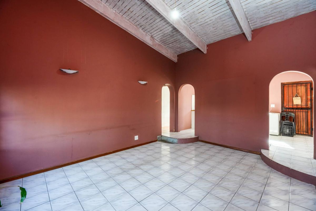 Prime Corner Plot 4-Bedroom Face Brick Home. - Photo 3