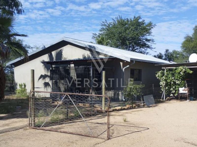Spacious 4 Bedroom house + 2 Bedroom flat on huge erf for sale - Photo 8