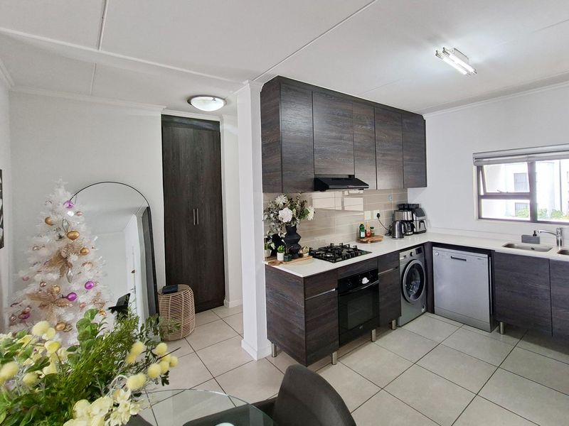 Immaculate 2 bed, 2 bath, 2nd floor apartment available in Petervale - Photo 5