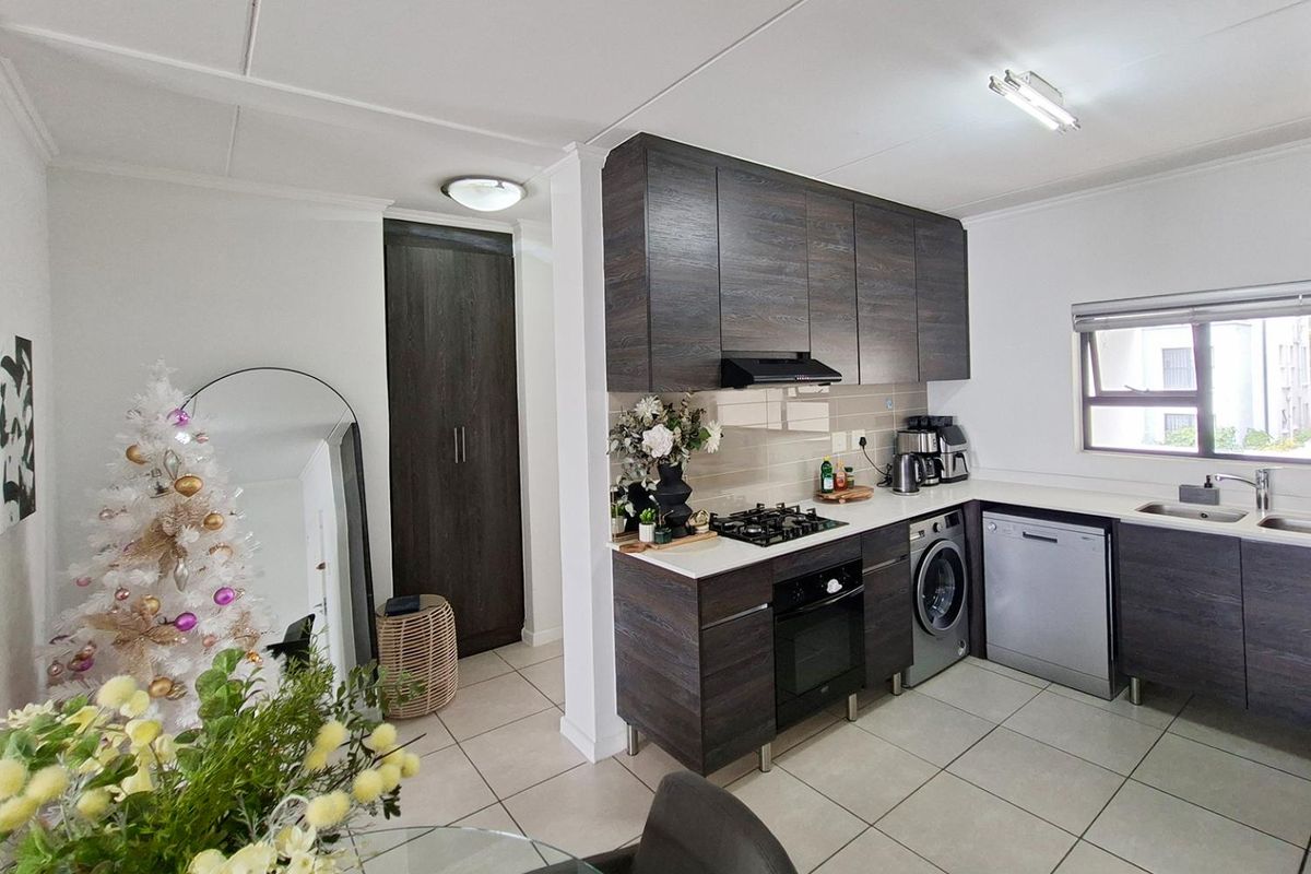 Immaculate 2 bed, 2 bath, 2nd floor apartment available in Petervale - Photo 5