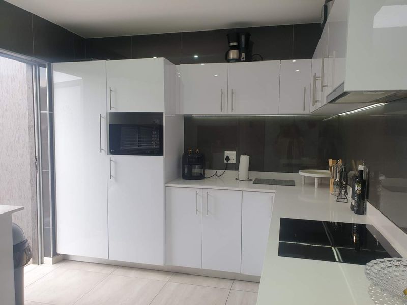 Beautiful 4 Bedroom home with pool Up for grabs - Photo 4