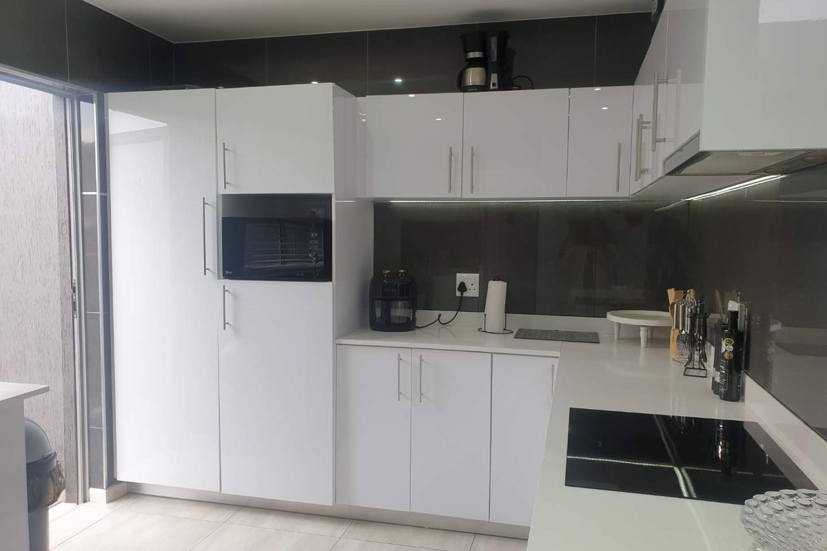 Beautiful 4 Bedroom home with pool Up for grabs - Photo 4