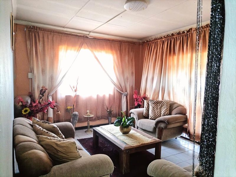 Spacious 3-Bedroom House for Rent in Palm ridge - Photo 9