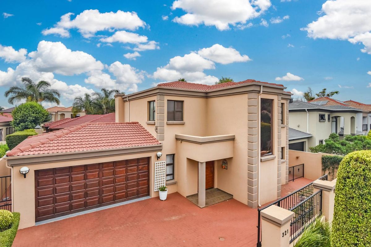 Elegant 3 Bedroom Home with Pool in Secure Willowbrook Estate - Photo 3