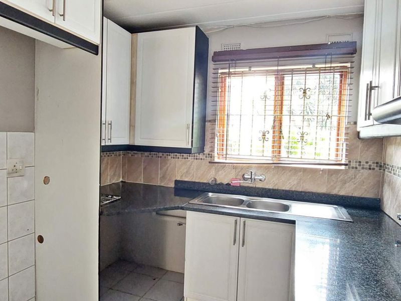 Exquisite Duplex: Modern Comfort Meets Style - Photo 4