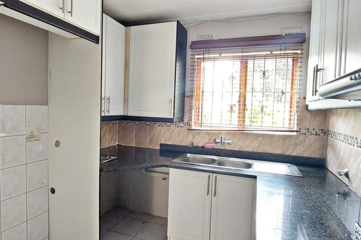 Exquisite Duplex: Modern Comfort Meets Style - Photo 4