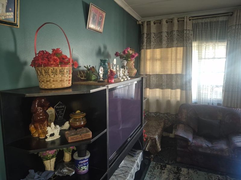 Secure and Spacious 3 Bedroom Family Home with Granny Flat Potential in Shallcross Queensburgh - Photo 6