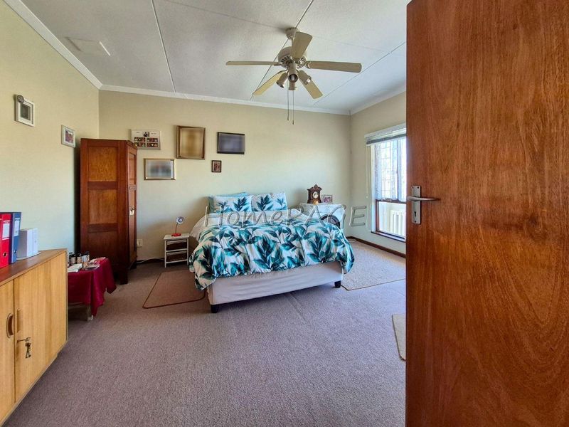Central, Walvis Bay:  4 Bedr home with LOTS OF GARAGE SPACE is for sale - Photo 6