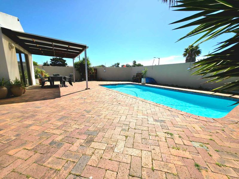 Spacious 4-Bedroom Family Home in Tygerhof, Cape Town - Photo 2