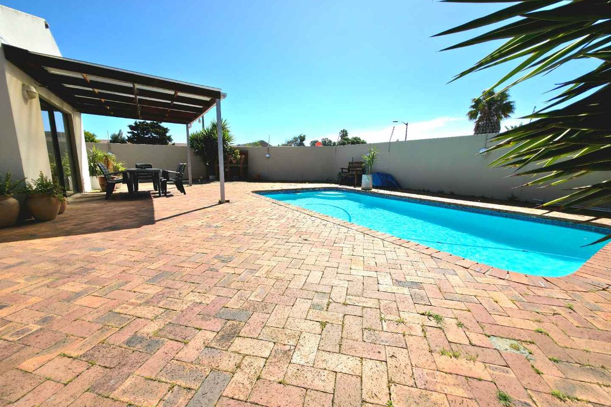 Spacious 4-Bedroom Family Home in Tygerhof, Cape Town - Photo 2