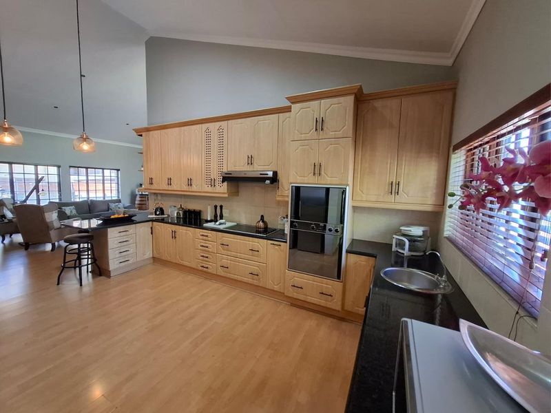 Beautifully Maintained Family Home in a Secure Aerorand Complex - Photo 8