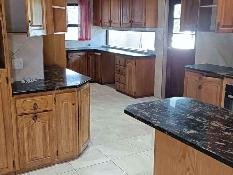 Spacious Home with pool and entertainment area. - Photo 10