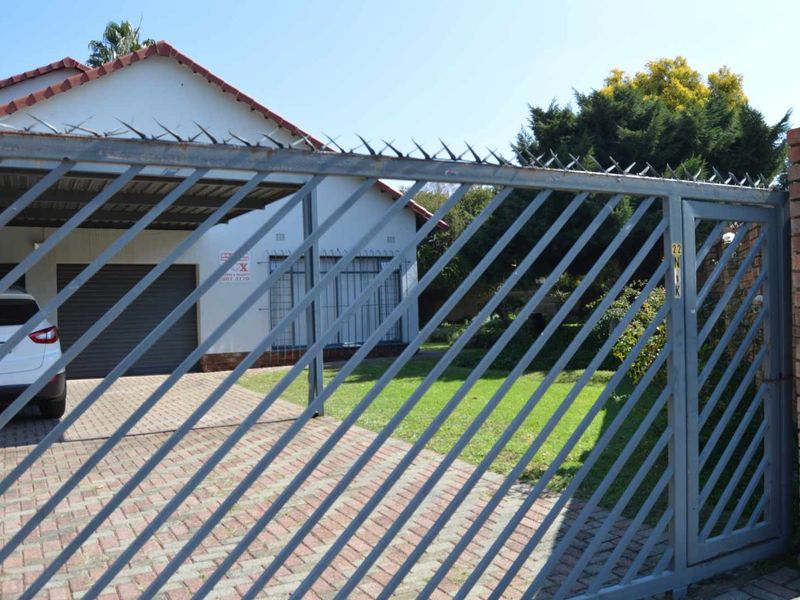 5 Bedroom Family Home For Sale in Brackendowns - Photo 3