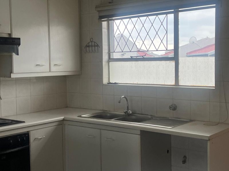 This lock up and go upstairs unit is up for grabs in a lovely quiet security complex - Photo 5