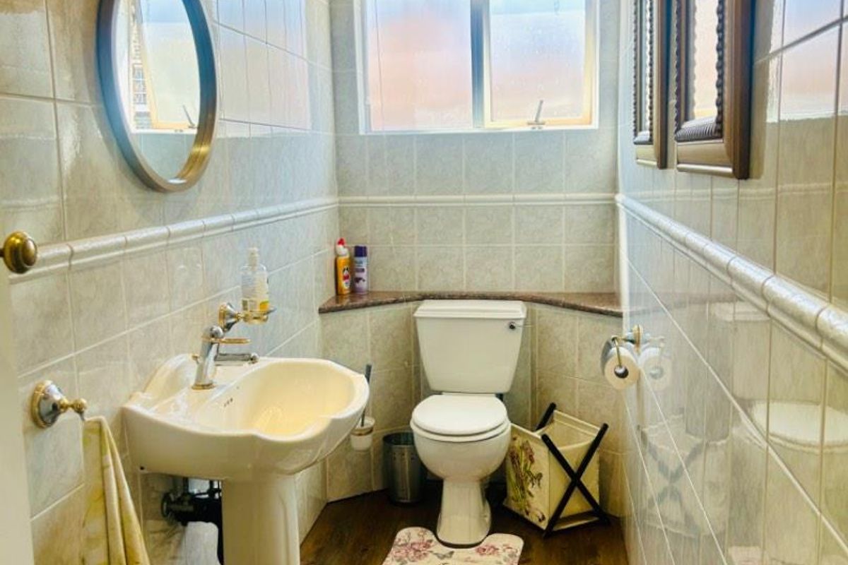 Luxurious 7 bed house for sale in Vryheid - Photo 2