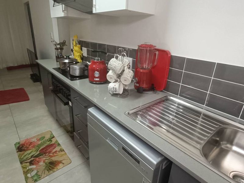 MODERN FAMILY HOUSE FOR SALE IN THATCHFIELD RIDGE ESTATE! - Photo 10