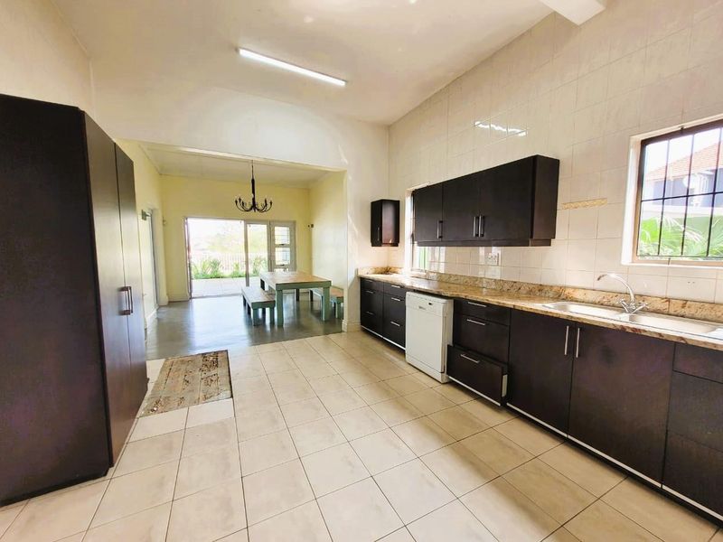 Luxurious 3-Bedroom Home with Panoramic Sea & City Views in Morningside - Photo 6