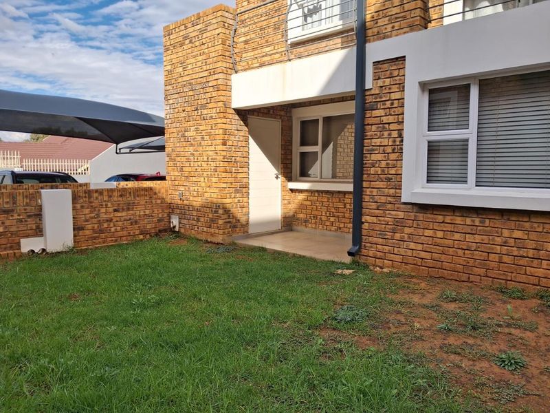 Modern three bedroom ground floor unit - Photo 4