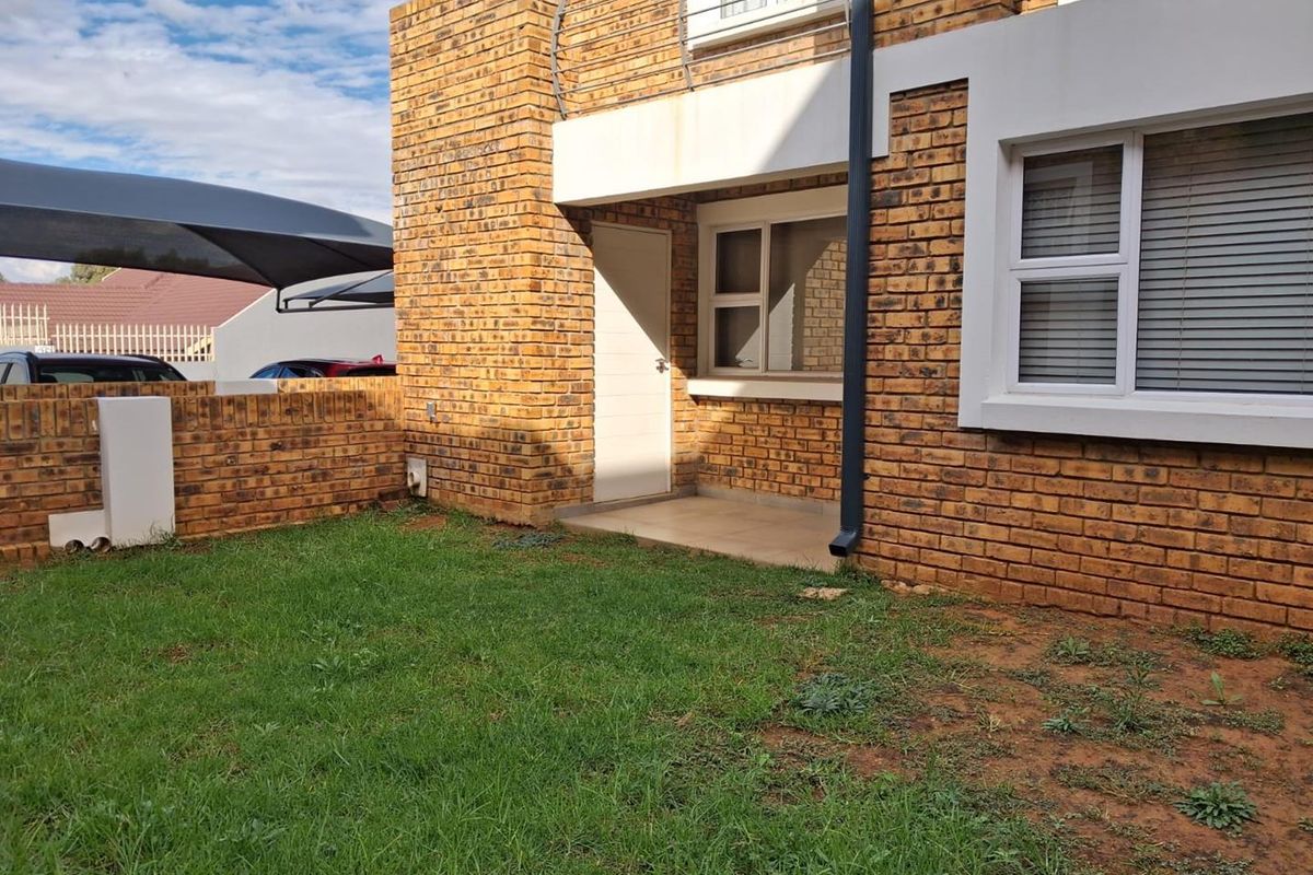 Modern three bedroom ground floor unit - Photo 4