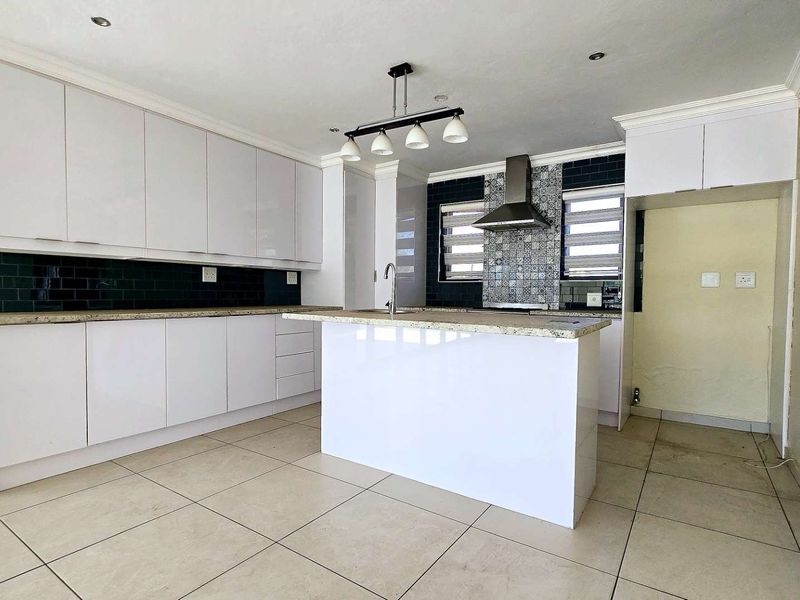 Stylish Freestanding Family Home in Secure Estate in Olympus - Photo 7