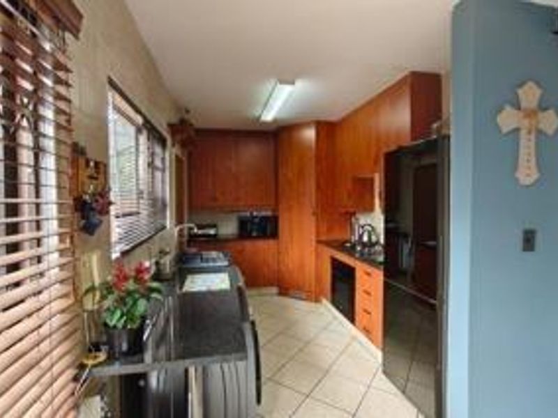 Secure Family Comfort in an Exclusive Tuscan-Style Estate - Photo 5