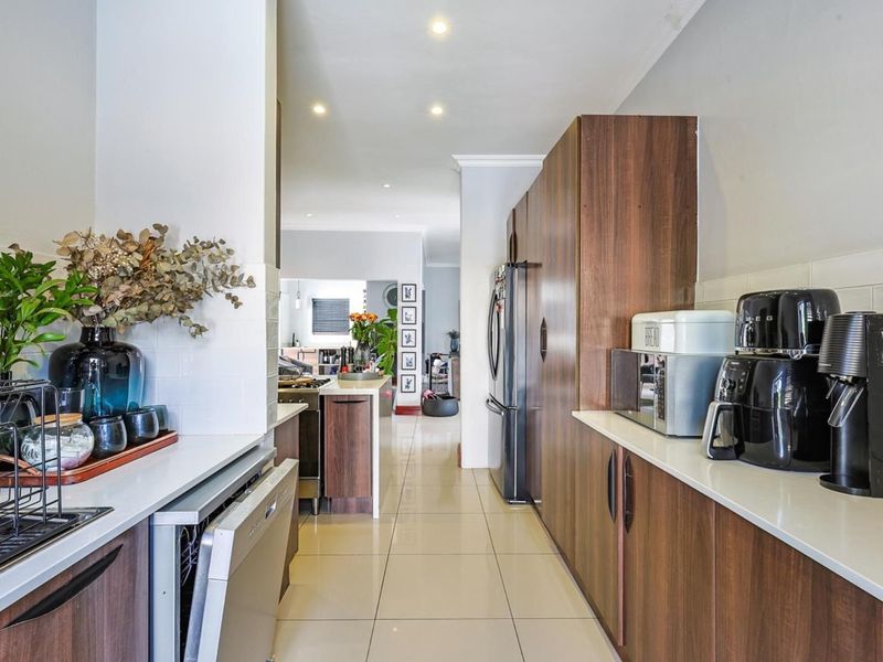 Charming Family Home: Newly Renovated 3-Bedroom - Photo 9