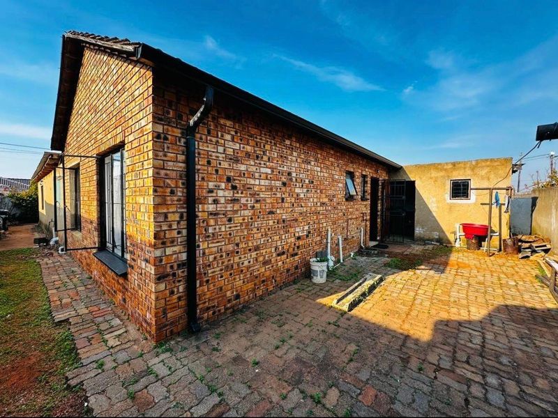 Stunning fully walled property!!!! - Photo 2