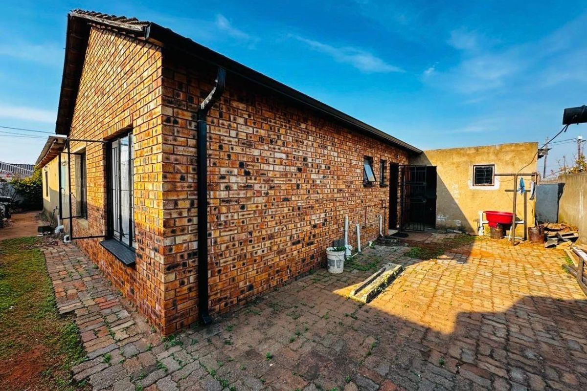 Stunning fully walled property!!!! - Photo 2