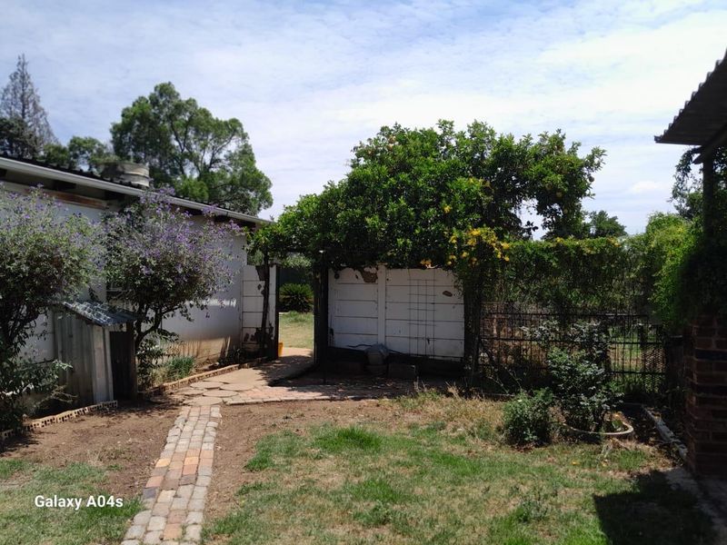 Walled 2 Houses in a plot(1,78 ha) next to Main Road,close to the shops - Photo 5