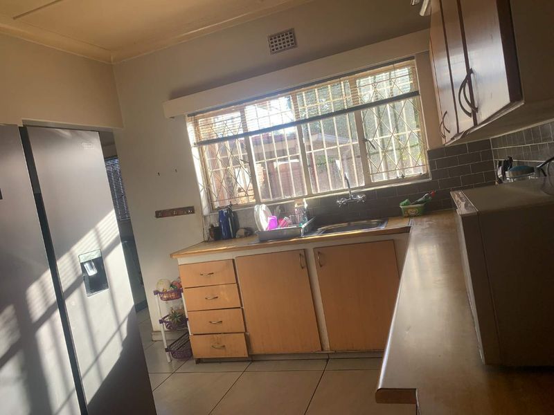 Charming 3-Bedroom House for Sale in Towerby, Johannesburg South - Photo 4