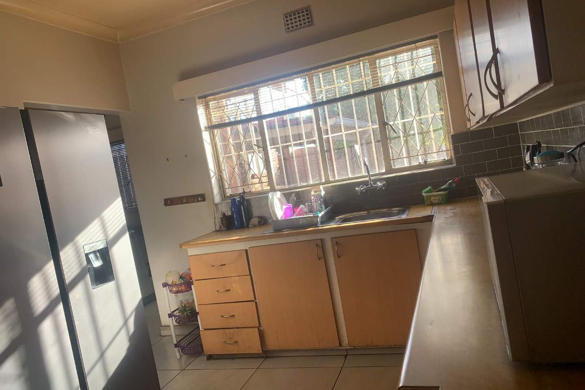 Charming 3-Bedroom House for Sale in Towerby, Johannesburg South - Photo 4