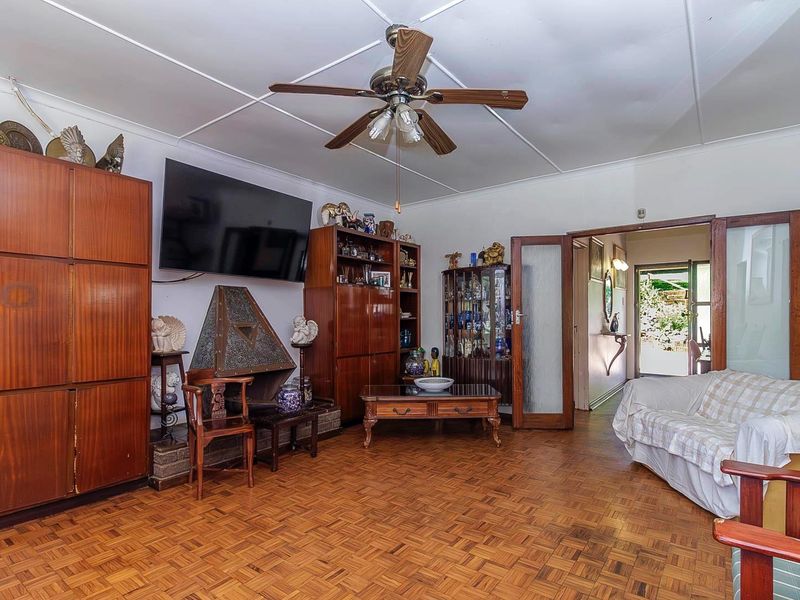 Classic And Classy 4 Bedroom Home - Photo 4