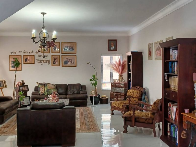 AUASBLICK - STUNNING AND SPACIOUS FAMILY HOME WITH MAGNIFICIENT VIEWS N$9million - Photo 2