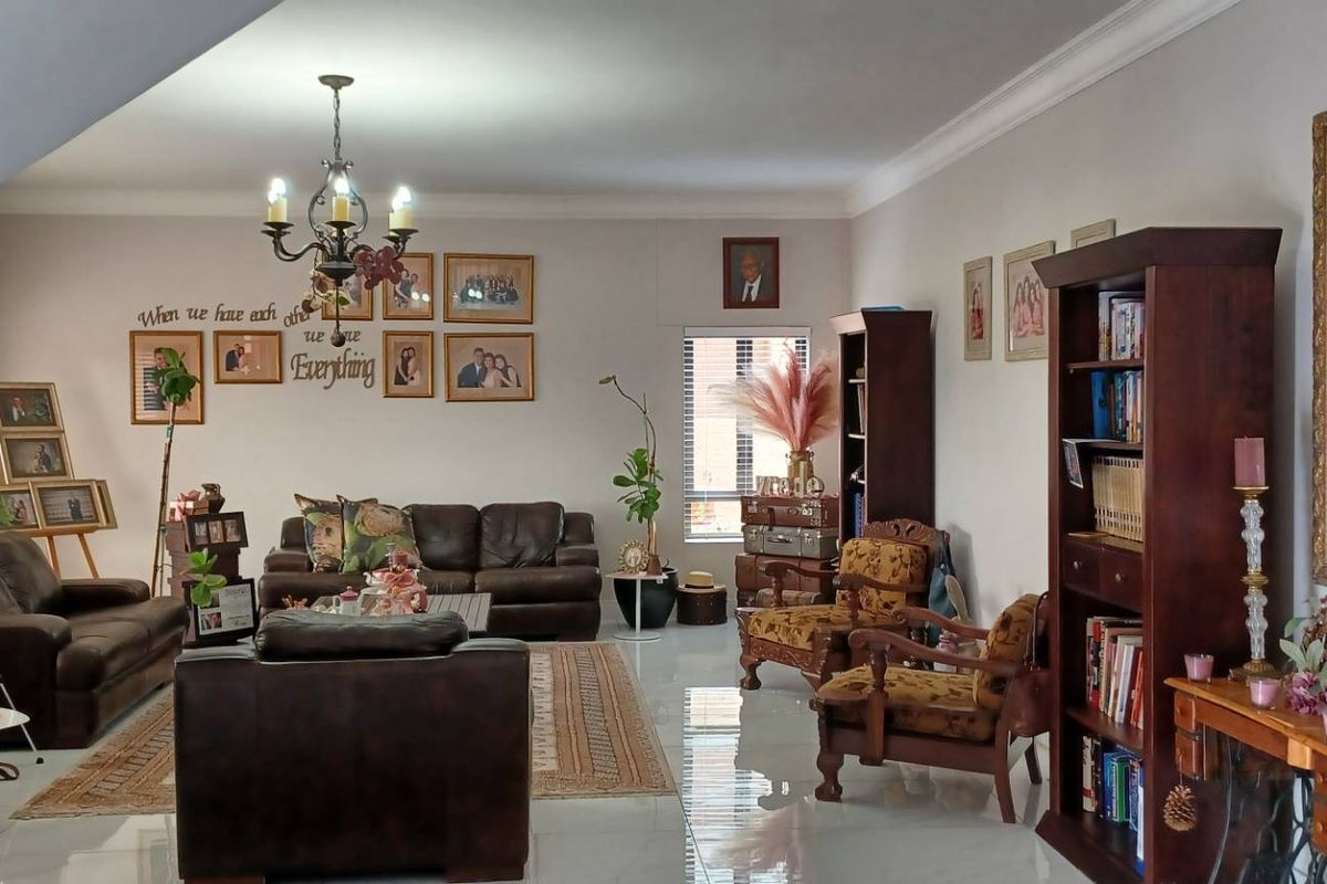 AUASBLICK - STUNNING AND SPACIOUS FAMILY HOME WITH MAGNIFICIENT VIEWS N$9million - Photo 2