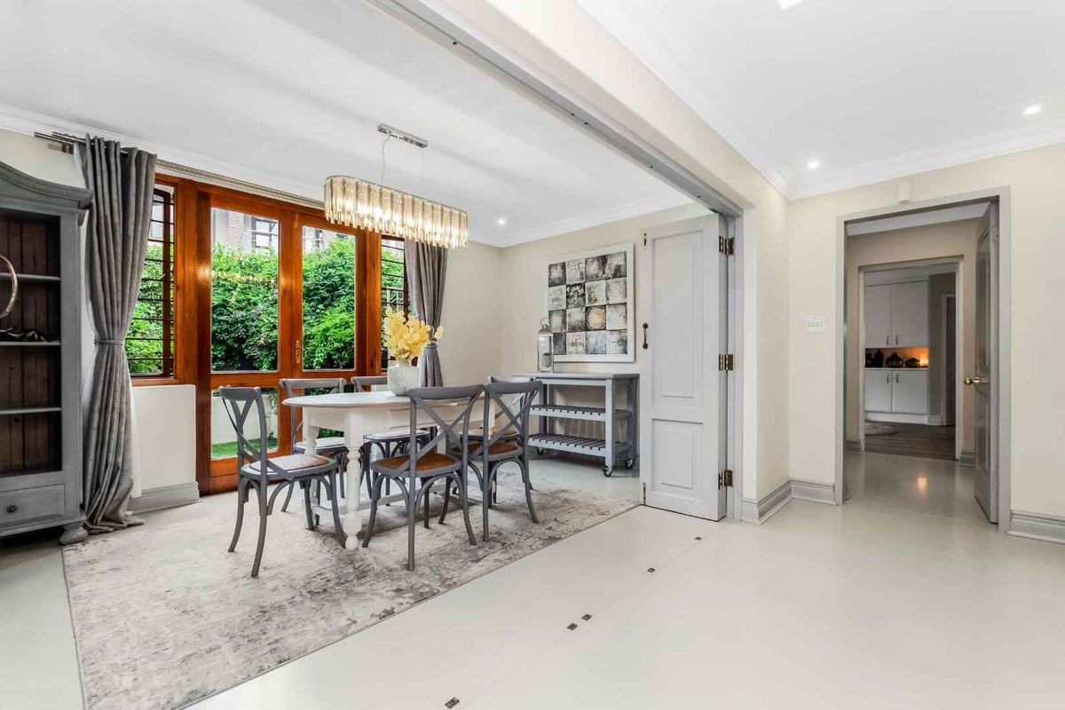 STUNNING, STYLISH, SUN-DRENCHED FAMILY HOME - TOO GOOD TO IGNORE - Photo 4