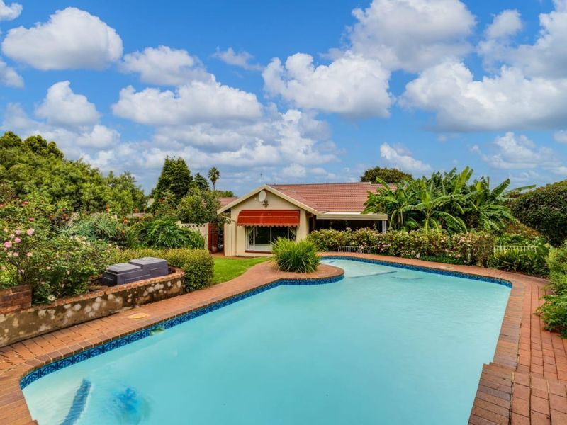 Charming 3 bedroom Family Home with Beautiful Garden & Pool - Photo 4