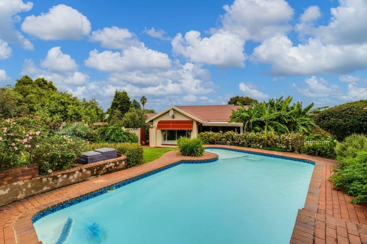Charming 3 bedroom Family Home with Beautiful Garden & Pool - Photo 4