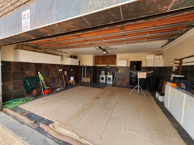 Face brick, low maintenance house with flat. - Photo 7