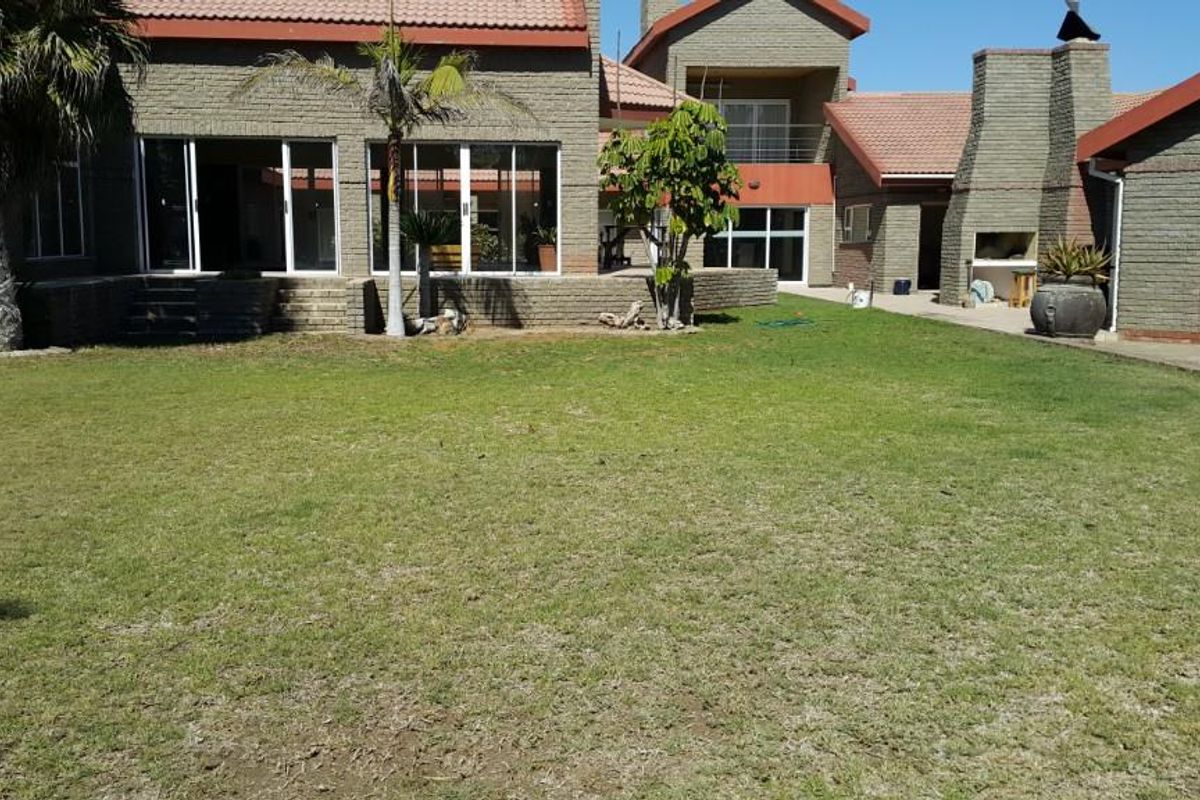 FOR SALE- 11 BEDROOM GUESTHOUSE IN CENTRAL WALVISBAY, NAMIBIA - Photo 4